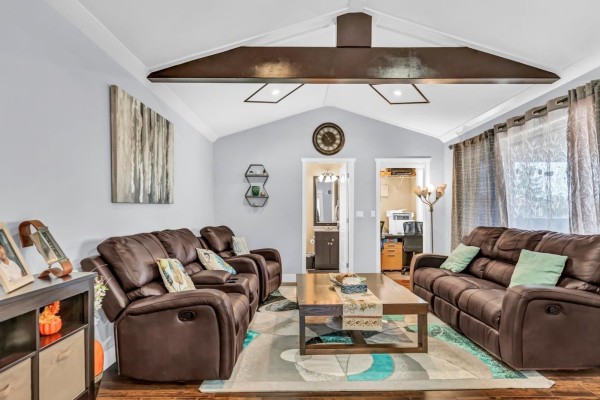 18240 64 Avenue, Surrey, BC V3S8A7 Photo 2