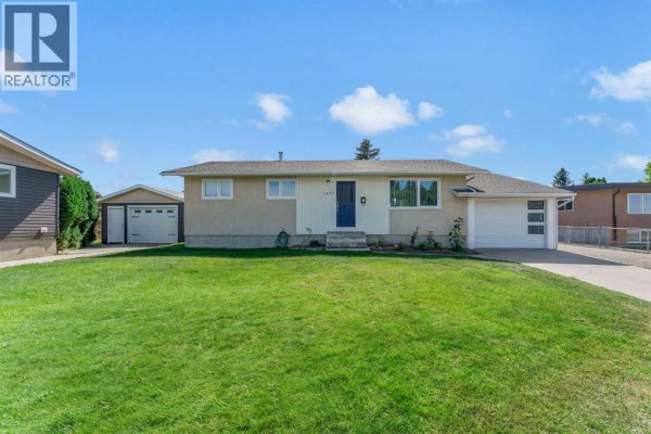 Living room - 1825 16 Street Se, Medicine Hat, AB T1A7J8 Photo 2
