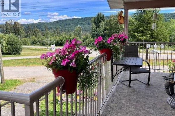 Living room - 18260 Cinema Road, Hixon, BC V0K1S1 Photo 3