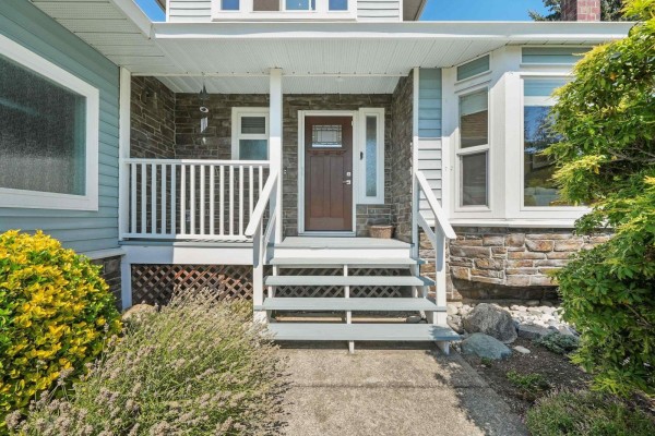 18261 54 Avenue, Surrey, BC V3S7Z1 Photo 3