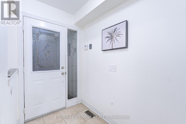 Living room - 1829 Samuelson Circle, Mississauga, ON L5N7Z2 Photo 5
