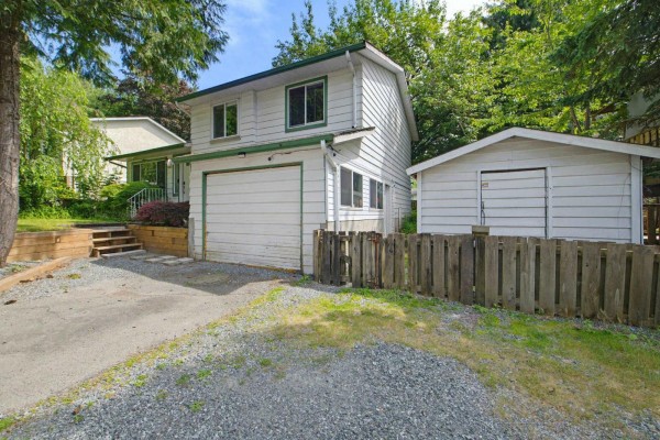 18298 63a Avenue, Surrey, BC V3S8A8 Photo 2