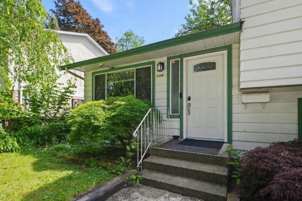 18298 63a Avenue, Surrey, BC V3S8A8 Photo 4