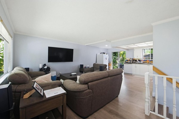 18298 63a Avenue, Surrey, BC V3S8A8 Photo 5