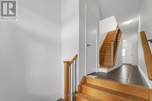 183 Harding Park Street, Newmarket, ON L3Y0E3 Photo 4