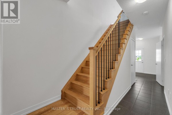 183 Harding Park Street, Newmarket, ON L3Y0E3 Photo 5