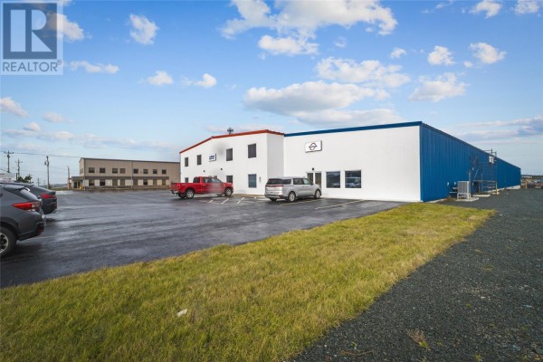Side view of the commercial building featuring parking and grassy area. - 183 Mcnamara Drive, Paradise