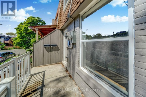 Living room - 183 Munro Street, Toronto, ON M4M2B8 Photo 3