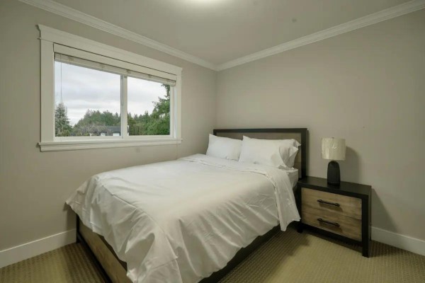 18369 21a Avenue, Surrey, BC V3Z9W2 Photo 2