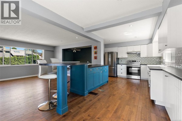 1839 San Pedro Ave, Saanich, BC, photo 2