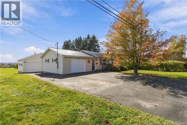 Living room/Dining room - 184 Branch Street, Moncton, NB E1A4Y1 Photo 5
