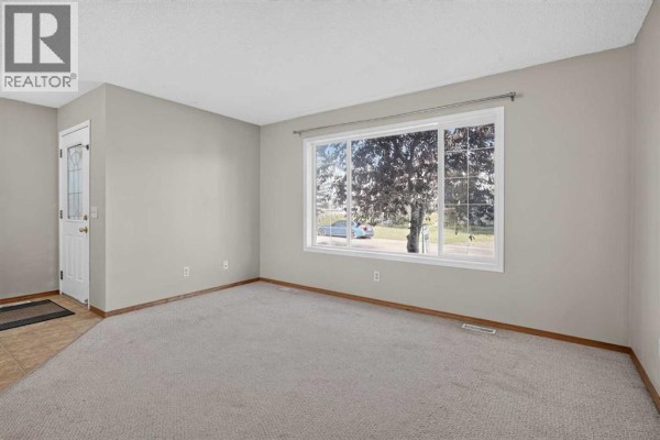 Primary Bedroom - 184 Everridge Way Sw, Calgary, AB T2Y4S9 Photo 5