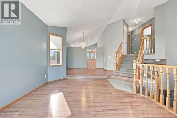 Family room - 184 Hidden Circle Nw, Calgary, AB T3A5G8 Photo 5