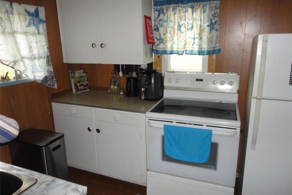 Kitchen - 185 6th Street, Gimli, MB R0C1B0 Photo 3