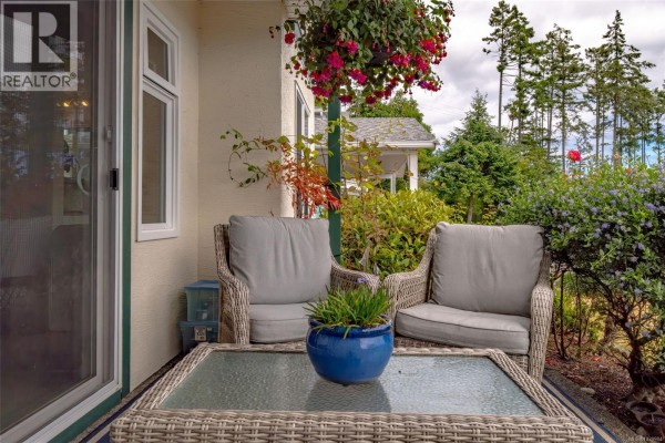 Living room - 185 Bowlsby St, Nanaimo, BC V9R5K1 Photo 3