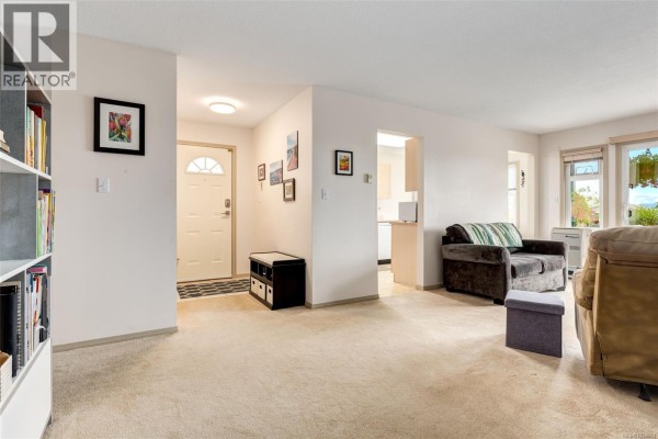 Kitchen - 185 Bowlsby St, Nanaimo, BC V9R5K1 Photo 4