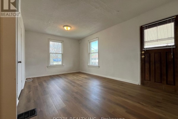 Den - 185 Brock Street N, Sarnia, ON N7T5Z4 Photo 4