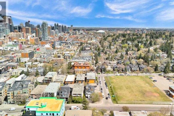 Panoramic view of Calgary skyline over a neighborhood with low-rise buildings. - 1850 14 Street Sw, Calgary