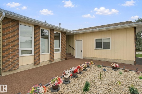 Family room - 18525 86a Av Nw, Edmonton, AB T5T1J5 Photo 4