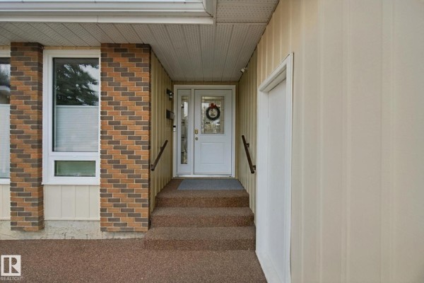 Primary Bedroom - 18525 86a Av Nw, Edmonton, AB T5T1J5 Photo 5