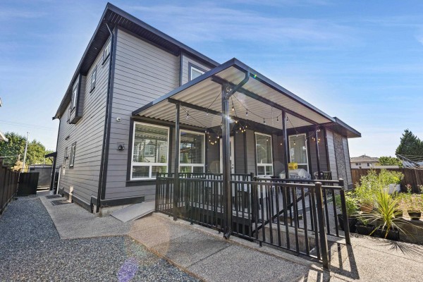 18585 56 Avenue, Surrey, BC V3S9E5 Photo 3