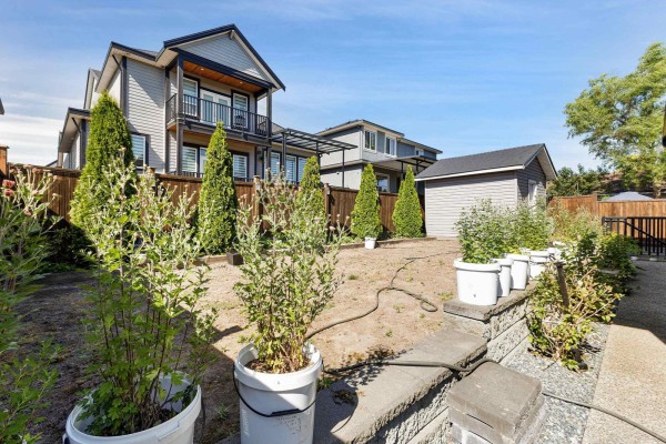 18585 56 Avenue, Surrey, BC V3S9E5 Photo 5