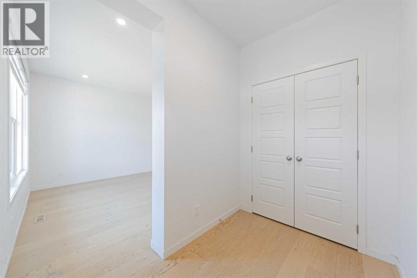 Primary Bedroom - 186 Aquila Drive Nw, Calgary, AB T3R1Y5 Photo 2