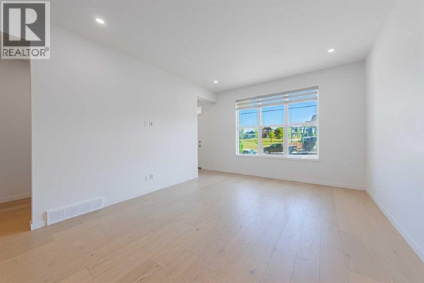 Bedroom - 186 Aquila Drive Nw, Calgary, AB T3R1Y5 Photo 4