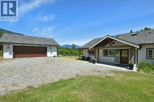 1860 Arboretum Drive, Gibsons, BC V0N1V6 Photo 2