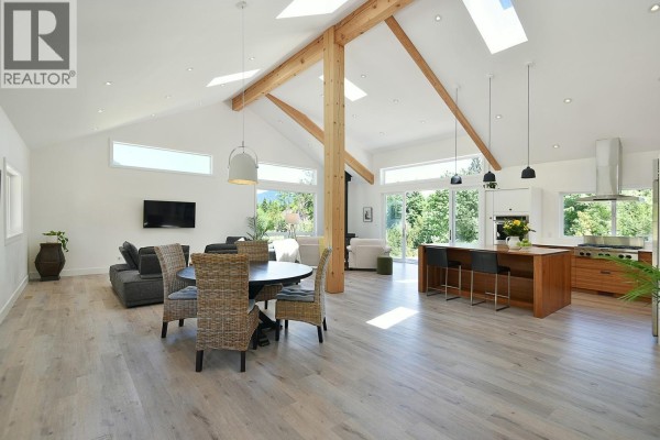1860 Arboretum Drive, Gibsons, BC V0N1V6 Photo 4