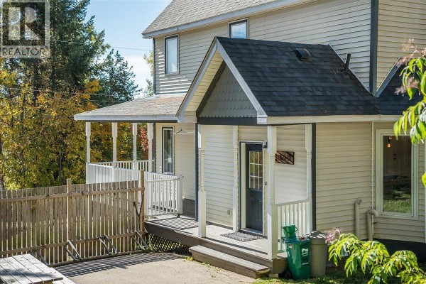Kitchen - 1860 Planer Crescent, Rossland, BC V0G1Y0 Photo 4