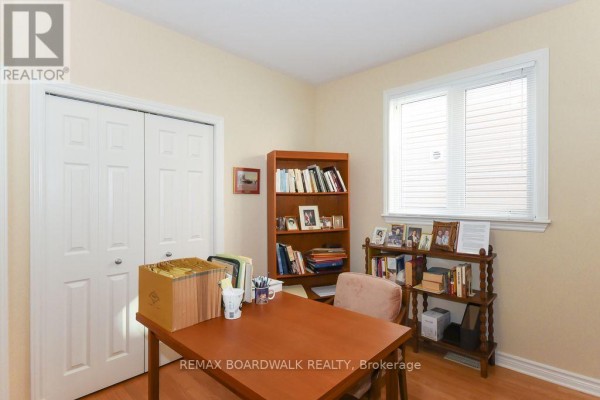 Office with window, closet, hardwood floors - 1861 Mickelberry Crescent, Ottawa