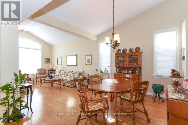Hardwood floors, vaulted ceiling, arched window in open dining & living area - 1861 Mickelberry Crescent Ottawa