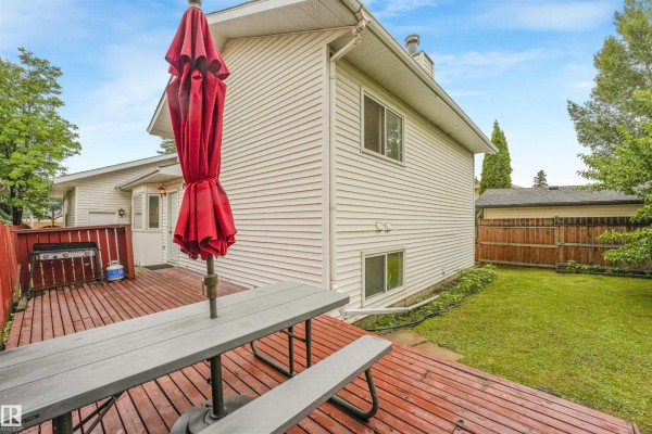 Family room - 18611 57 Av Nw, Edmonton, AB T6M2A2 Photo 4