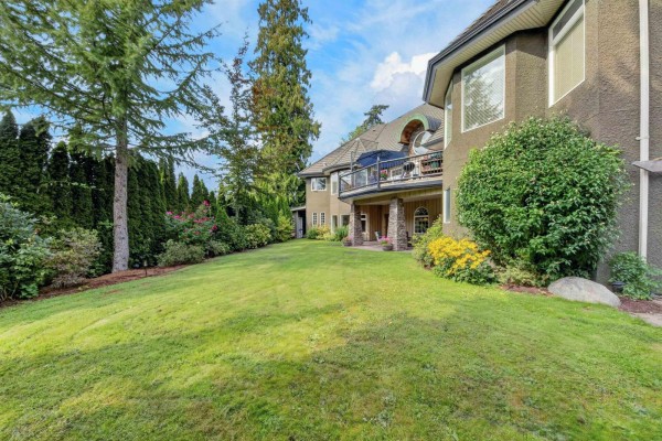 18638 54a Avenue, Surrey, BC V3S8L5 Photo 4