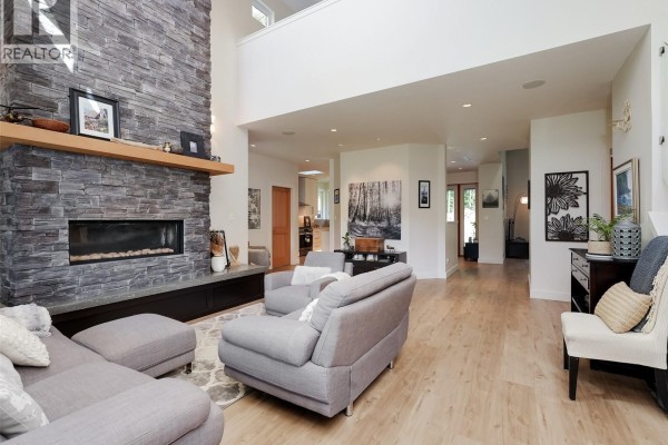 Living room - 1865 Highland Ridge Rd, Shawnigan Lake, BC V8H2H9 Photo 4