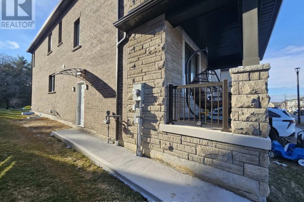 1869 Narcissus Gardens, Pickering, ON L1X2R2 Photo 5