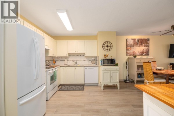 Living room - 187 Warren Avenue Unit# 304, Penticton, BC V2A3N1 Photo 3