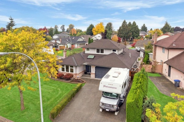 18707 60a Avenue, Surrey, BC V3S7P3 Photo 2