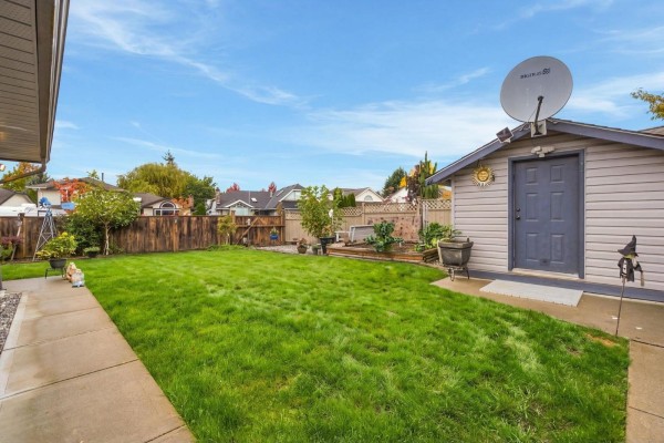 18707 60a Avenue, Surrey, BC V3S7P3 Photo 3