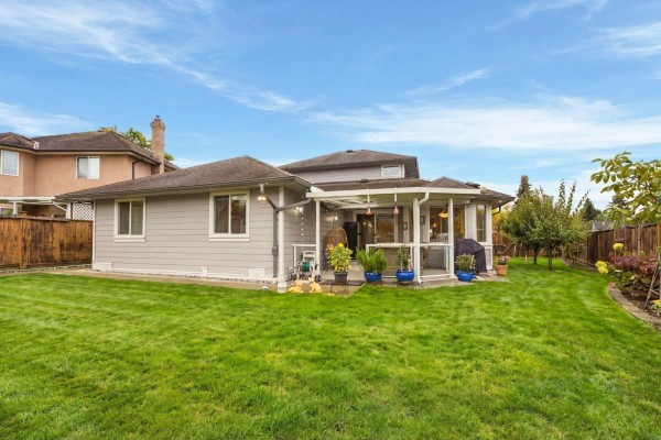 18707 60a Avenue, Surrey, BC V3S7P3 Photo 4