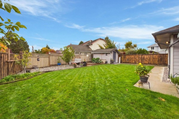 18707 60a Avenue, Surrey, BC V3S7P3 Photo 5