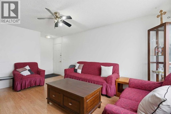 Living room - 188 Maitland Drive Ne, Calgary, AB T2A5T7 Photo 5
