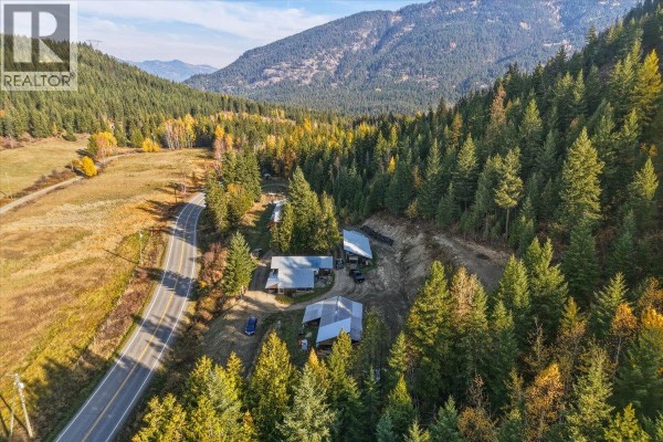 Full bathroom - 1880 Highway 6, Lumby, BC V0E2G1 Photo 3