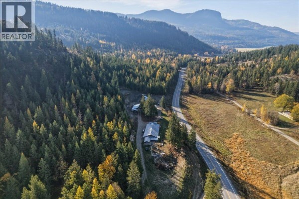 Bedroom - 1880 Highway 6, Lumby, BC V0E2G1 Photo 4