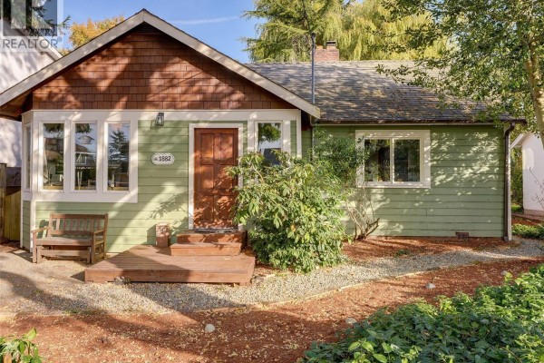 1882 Neil St, Saanich