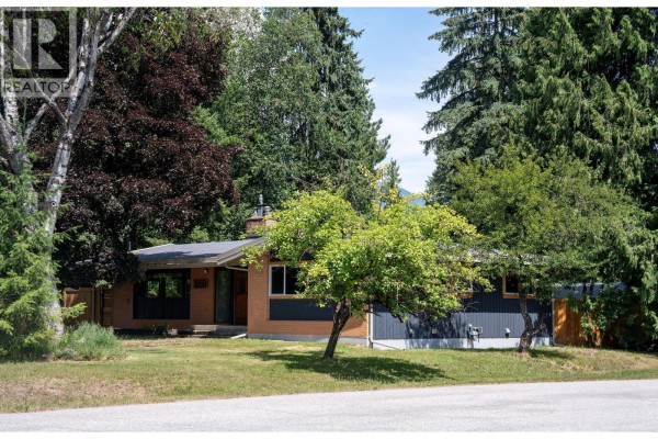 Full bathroom - 1888 Airport Way, Revelstoke, BC V0E2S0 Photo 4