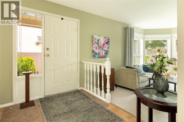 Full bathroom - 1888 Porthill Drive, Kelowna, BC V1V1R9 Photo 2