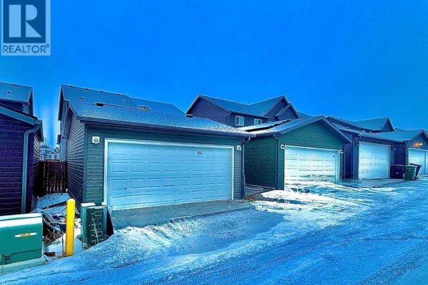 Street view of duplexes featuring varied colors and architectural styles - 189 Carringvue Way Nw, Calgary
