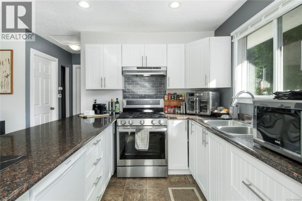 Laundry room - 1890 15th Ave, Campbell River, BC V9W4J9 Photo 4